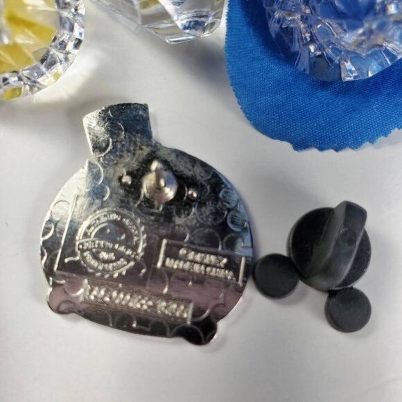 Disney Jiminy Cricket Trading Pin Pinocchio Tsum Lapel Pin Brooch Badge Jewelry - Picture 2 of 4